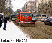 Снегоуборочная техника. Зима, Ростов-на-Дону. Первый снег. Уборка улиц. (2012 год). Редакционное фото, фотограф Куликов Григорий / Фотобанк Лори