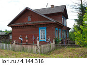 Дом с резными фигурками в поселке Селижарово, Тверская область (2012 год). Редакционное фото, фотограф Елена Коромыслова / Фотобанк Лори