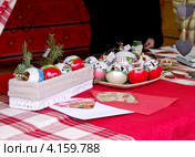 Продажа новогодних шариков на Страсбургской ярмарке в Москве (2013 год). Редакционное фото, фотограф Илюхина Наталья / Фотобанк Лори