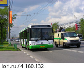 Автобус № 34 и автомобиль инкассации едут по Щелковскому шоссе, Москва (2012 год). Редакционное фото, фотограф lana1501 / Фотобанк Лори
