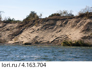 Вид на Куршскую косу со стороны Куршского залива. Вода размывает дюну (2012 год). Редакционное фото, фотограф Михаил Котов / Фотобанк Лори