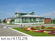 Туристы фотографируются около домика Куприна в Коломне (2012 год). Стоковое фото, фотограф Елена Коромыслова / Фотобанк Лори
