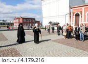 Коломна. Митрополит Ювеналий благословляет народ на Соборной площади (2012 год). Редакционное фото, фотограф Дмитрий Неумоин / Фотобанк Лори