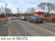 Железнодорожный переезд, оснащенный барьерами-автоматами. Стоковое фото, фотограф Елена Коромыслова / Фотобанк Лори