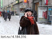 Москвичка говорит по мобильному телефону на улице (2012 год). Редакционное фото, фотограф Дмитрий Неумоин / Фотобанк Лори