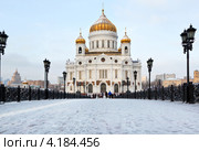 Вид на Храм Христа Спасителя и Патриарший мост во время снегопада в Москве, Россия (2013 год). Стоковое фото, фотограф Николай Винокуров / Фотобанк Лори