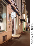 Ночью на Никольской улице в Москве. Уличные часы "Ulysse Nardin" (2012 год). Редакционное фото, фотограф Сергей Соболев / Фотобанк Лори