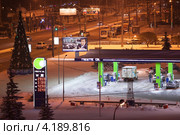 Автозаправка Neste в ночное время на площади Конституции, Санкт-Петербург (2012 год). Редакционное фото, фотограф Кекяляйнен Андрей / Фотобанк Лори