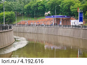 АЗС ТНК на набережной реки Яузы (2010 год). Редакционное фото, фотограф Алёшина Оксана / Фотобанк Лори