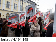 Гражданские активисты держат портреты депутатов госдумы Максимовой М.С,  Валуева Н.С. и Матвиенко В.И. на "Марше против подлецов" в городе Москве (2013 год). Редакционное фото, фотограф Николай Винокуров / Фотобанк Лори
