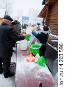 Прихожане наливают святую воду на крещение (2013 год). Редакционное фото, фотограф Володина Ольга / Фотобанк Лори