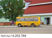 Жёлтый автобус с надписью "Дети" около районного дома культуры в Селижарово, Тверская область (2012 год). Редакционное фото, фотограф Елена Коромыслова / Фотобанк Лори