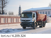 Грузовой иностранный автомобиль на фоне русской церкви (2012 год). Редакционное фото, фотограф Андрей Ижаковский / Фотобанк Лори