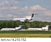 Як-42Д (бортовой RA-42386) авиакомпании Kuban Airlines на посадке во Внукове (2012 год). Редакционное фото, фотограф Alexei Tavix / Фотобанк Лори