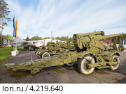 Город Нижний Тагил, артиллерийские орудия на полигоне "Старатель" Нижнетагильского института испытания металлов (НТИИМ) во время выставки "Оборона и защита 2012". 203-мм гаубица образца 1931 года (Б-4), модернизированный колесный вариант. Редакционное фото, фотограф Игорь Долгов / Фотобанк Лори