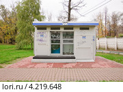 Недостроенный уличный туалет (2012 год). Редакционное фото, фотограф Алёшина Оксана / Фотобанк Лори