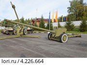 Город Нижний Тагил, артиллерийские орудия на полигоне "Старатель" Нижнетагильского института испытания металлов (НТИИМ) во время выставки "Оборона и защита 2012". 100-мм противотанковая пушка МТ-12. Редакционное фото, фотограф Игорь Долгов / Фотобанк Лори