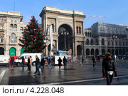 Вид с Соборной площади (piazza del Duomo) на галерею торгового центра Витторио Иммануила II. Милан, Италия (2013 год). Редакционное фото, фотограф Яна Королёва / Фотобанк Лори