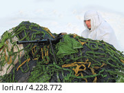 Солдат в белом маскхалате на блок посту за пулеметом (2012 год). Редакционное фото, фотограф Анатолий Матвейчук / Фотобанк Лори