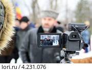 Под прицелом видеокамеры инициатор и вдохновитель митинга «КАЗАКИ – НАРОД!» казачий атаман Зимовниковского юрта Всевеликого войска Донского Павел Сериков (2013 год). Редакционное фото, фотограф Олег Пчелов / Фотобанк Лори