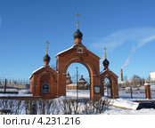 Вход в православный храм Сергия Радонежского в московском районе Бусиново. Стоковое фото, фотограф Данила Васильев / Фотобанк Лори