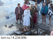Молодая женщина в сорочке перед прорубью в Крещение (2013 год). Редакционное фото, фотограф Кекяляйнен Андрей / Фотобанк Лори
