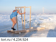 Пожилая женщина в ходит в прорубь. Река Нева, Рыбацкое, Санкт-Петербург. Стоковое фото, фотограф Кекяляйнен Андрей / Фотобанк Лори