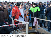 Очередь из людей, собирающихся окунуться в проруби, Петропавловская крепость, Санкт-Петербург (2013 год). Редакционное фото, фотограф Кекяляйнен Андрей / Фотобанк Лори