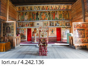 Старинный иконостас и северные православные иконы в деревянной церкви Покрова Божией Матери на острове Кижи. Карелия (2011 год). Редакционное фото, фотограф Ольга Липунова / Фотобанк Лори