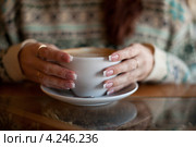 Девушка держит чашку кофе двумя руками. Стоковое фото, фотограф Darya Kaf / Фотобанк Лори