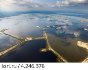 Месторождение нефти на озере Самотлор. Стоковое фото, фотограф Владимир Мельников / Фотобанк Лори