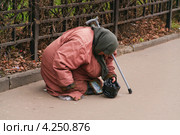 Профессиональная попрошайка на работе (2012 год). Редакционное фото, фотограф Алёшина Оксана / Фотобанк Лори