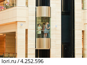 Лифт в ТРЦ "Афимолл Сити" (2012 год). Редакционное фото, фотограф Алёшина Оксана / Фотобанк Лори
