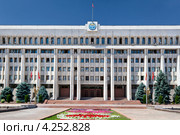 Вид на Жогорку Кенеш (парламент) Киргизской Республики в столице городе Бишкеке (2012 год). Редакционное фото, фотограф Николай Винокуров / Фотобанк Лори