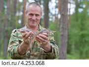 Мужчина держит в руках две стерлядки. Стоковое фото, фотограф Юрий Викулин / Фотобанк Лори