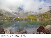Высокогорное озеро в горах Кавказа. Туманый день. Стоковое фото, фотограф Истомина Елена / Фотобанк Лори