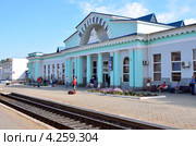Здание железнодорожного вокзала в Мелитополе. Украина (2012 год). Редакционное фото, фотограф Максим Коломыченко / Фотобанк Лори