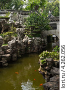 Шанхай. Сад Радости Юйюань (Yuyuan Garden). Водные каналы с золотыми рыбками обрамлены каменными глыбами, напоминая горнае реки (2009 год). Редакционное фото, фотограф Виктория Катьянова / Фотобанк Лори