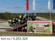 Бронированный автомобиль "Булат" на полосе препятствий. Выставка "Оборона и защита 2012", город Нижний Тагил. Редакционное фото, фотограф Игорь Долгов / Фотобанк Лори
