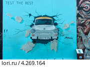 Берлинская стена. East Side Gallery. Test the Rest - рисунок художницы Биргит Киндер (2012 год). Редакционное фото, фотограф Sergey Kohl / Фотобанк Лори