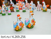 Дымковская глиняная игрушка. Две уточки. Киров (Вятка) (2012 год). Редакционное фото, фотограф Вера Зонова / Фотобанк Лори