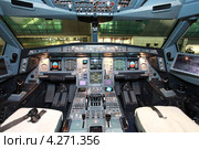 Пилотская кабина самолета Airbus A-340-500 (2012 год). Редакционное фото, фотограф Александр Тарасенков / Фотобанк Лори