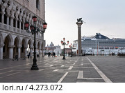 Круизный лайнер  MSC Magnifica прибывает в порт Венеции (2010 год). Редакционное фото, фотограф Виктория Катьянова / Фотобанк Лори