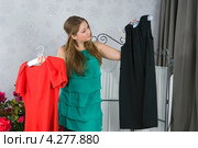 Что сегодня одеть? Девушка выбирает одежду. Стоковое фото, фотограф Pukhov K / Фотобанк Лори
