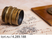 Объектив XIX века "Карл Цейс" на паспарту старинной фотографии. Редакционное фото, фотограф Igor Lijashkov / Фотобанк Лори