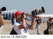 Фотограф с большим объективом (2011 год). Редакционное фото, фотограф Igor Lijashkov / Фотобанк Лори