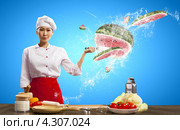 Привлекательная девушка азиатской внешности с большим ножом рассекает летящий в воздухе арбуз на синем фоне. Стоковое фото, фотограф Sergey Nivens / Фотобанк Лори
