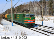 Электровоз ВЛ10-13о2 везет состав с цистернами (2012 год). Редакционное фото, фотограф Анатолий Матвейчук / Фотобанк Лори
