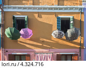 Зонтики на разноцветных домиках острова Бурано. Венеция (2010 год). Стоковое фото, фотограф Victoria Demidova / Фотобанк Лори
