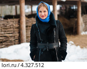 Красивая девушка в голубом платке на фоне деревенского сарая зимой. Стоковое фото, фотограф Игорь Низов / Фотобанк Лори